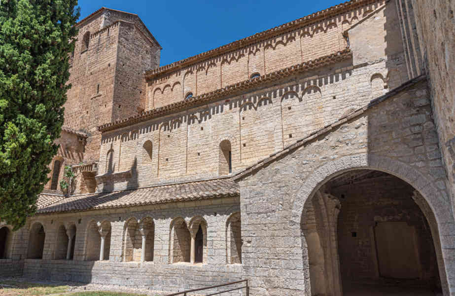 Francia - Saint-Guilhem-le-Désert 024 - abadía de Gellone - claustro.jpg